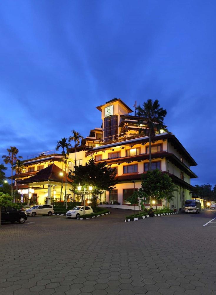 Grand Diamond Hotel Yogyakarta Maguwo Exterior photo