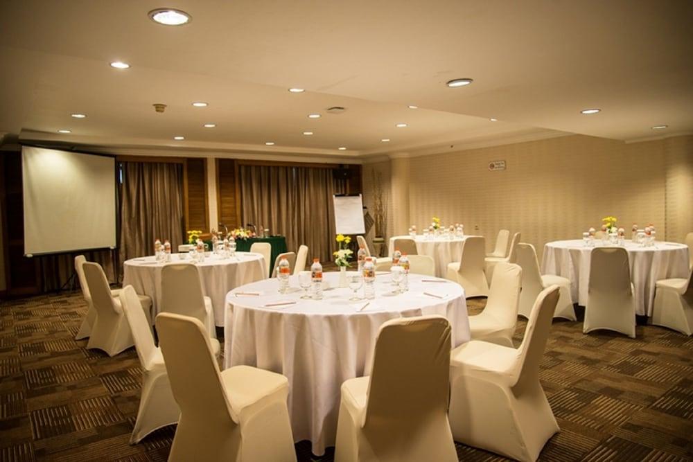 Grand Diamond Hotel Yogyakarta Maguwo Exterior photo